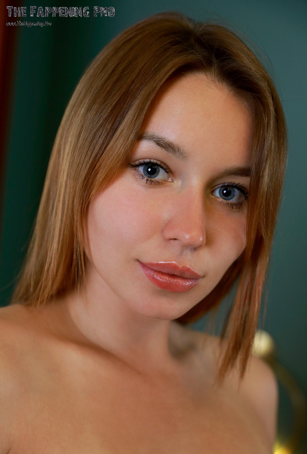 Jeniffer Flex Cute Girl