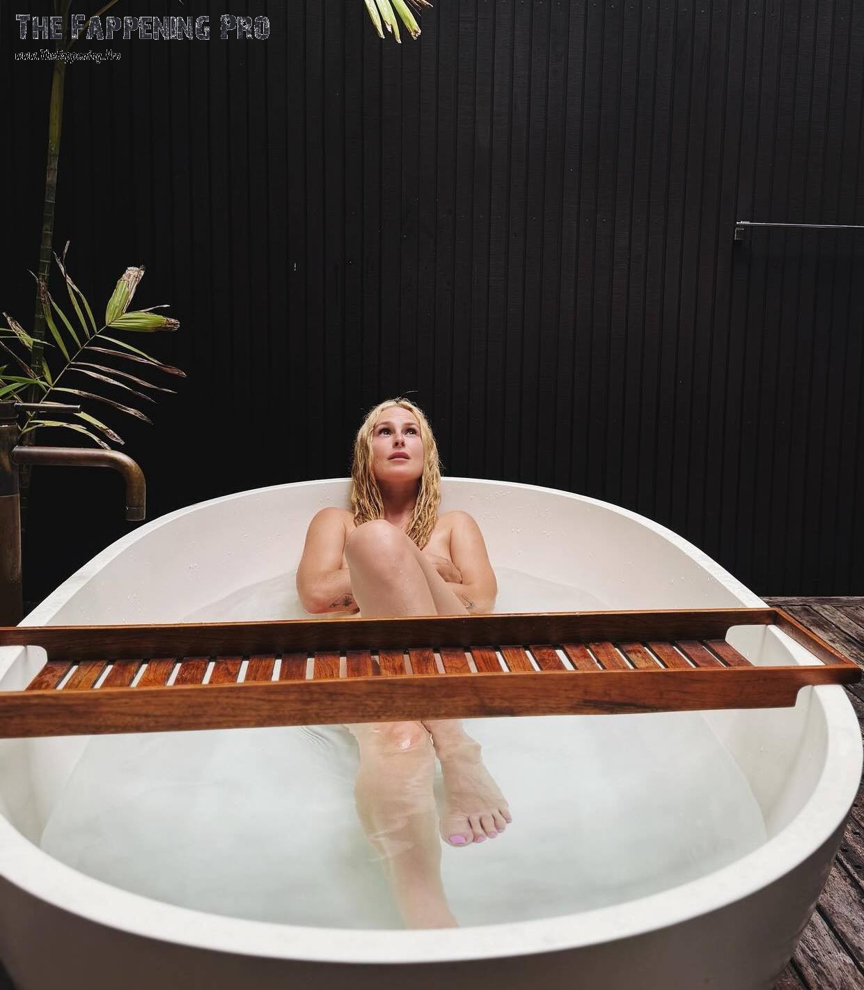 Rumer Willis Nude Barefoot