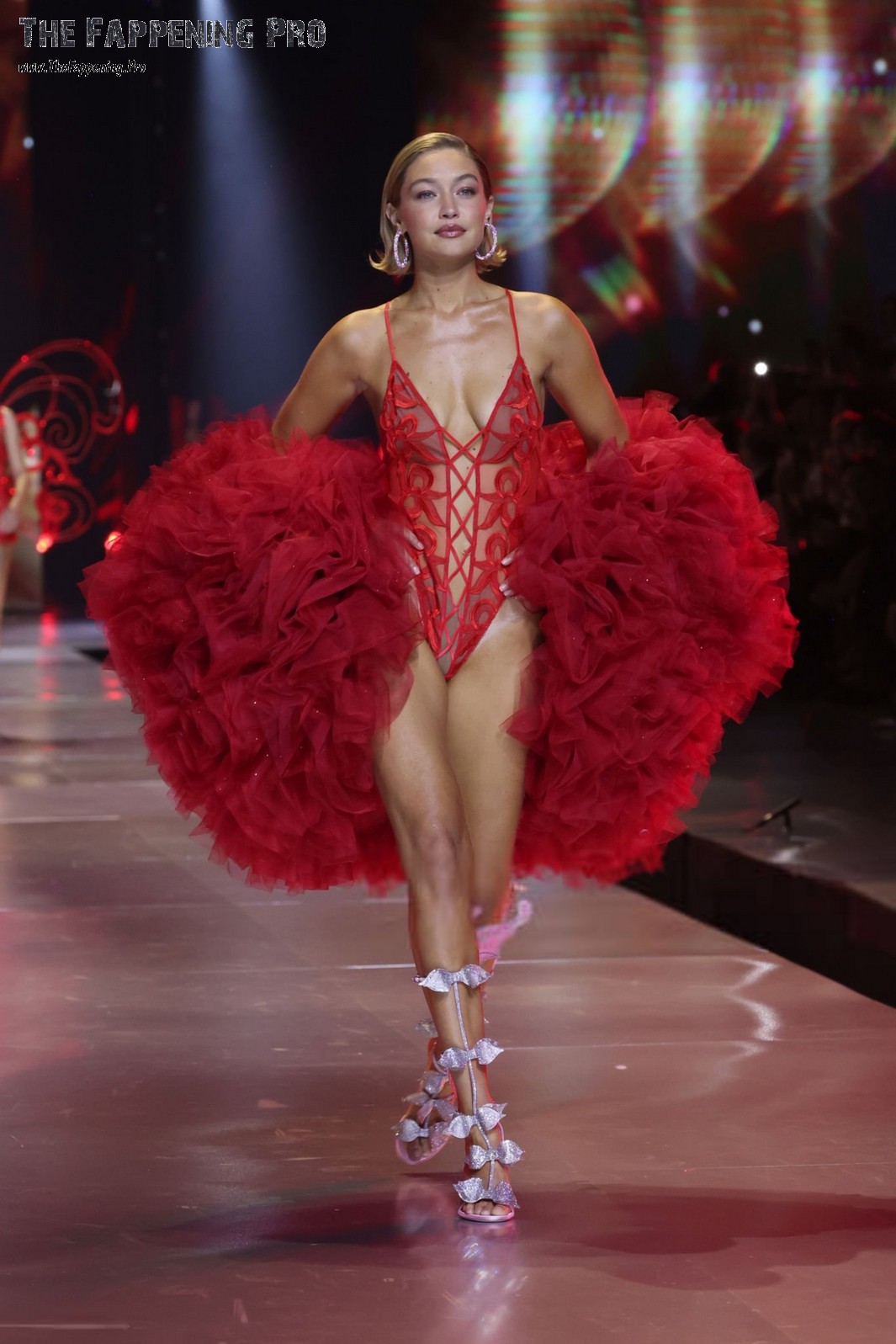 Gigi Hadid Leggy