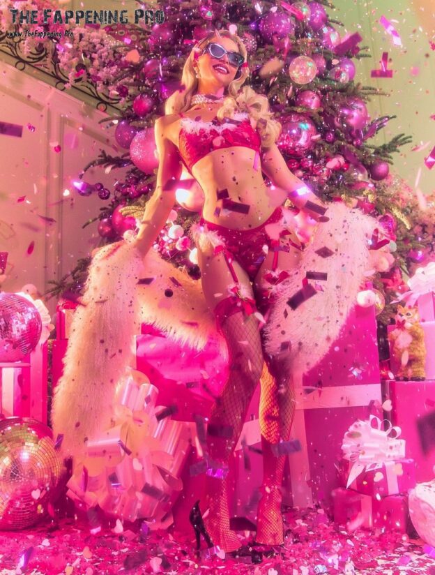 Paris Hilton Nude At Christmas (17 Photos)