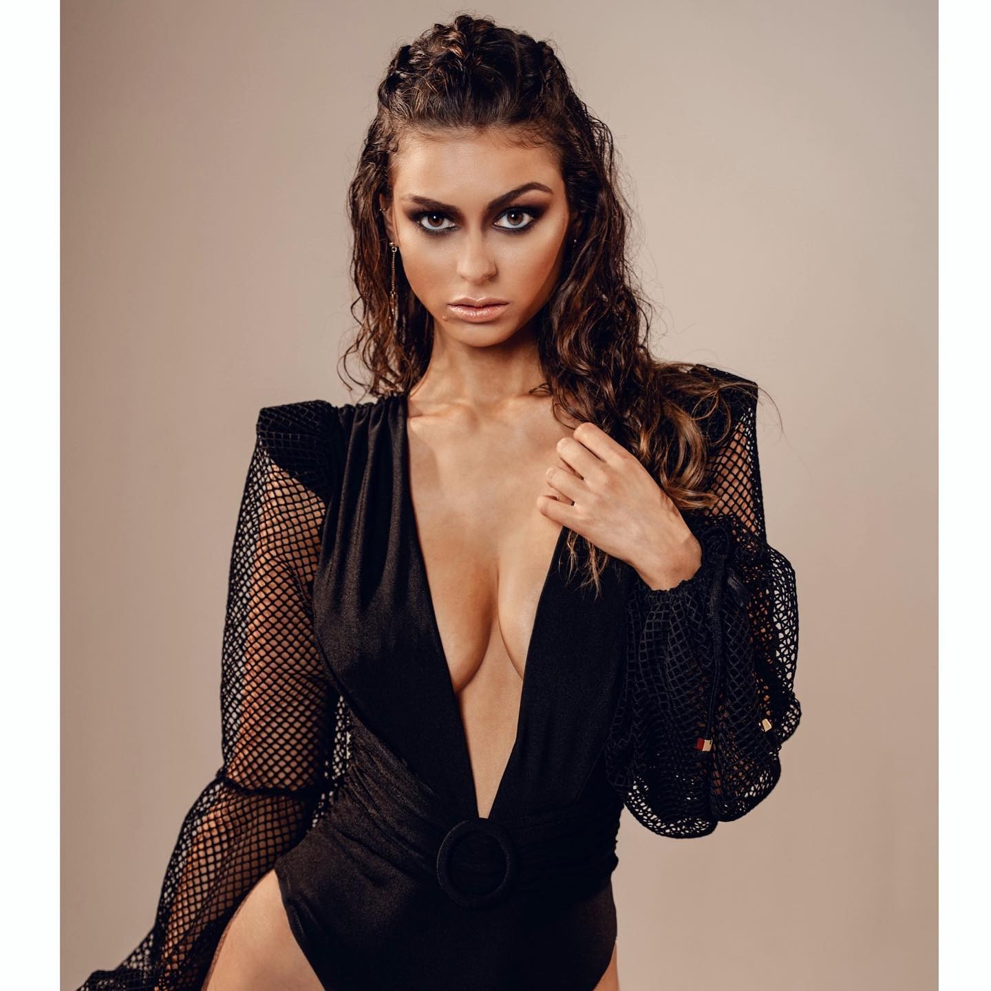 Elizabeth Pipko Deep Cleavage Tits