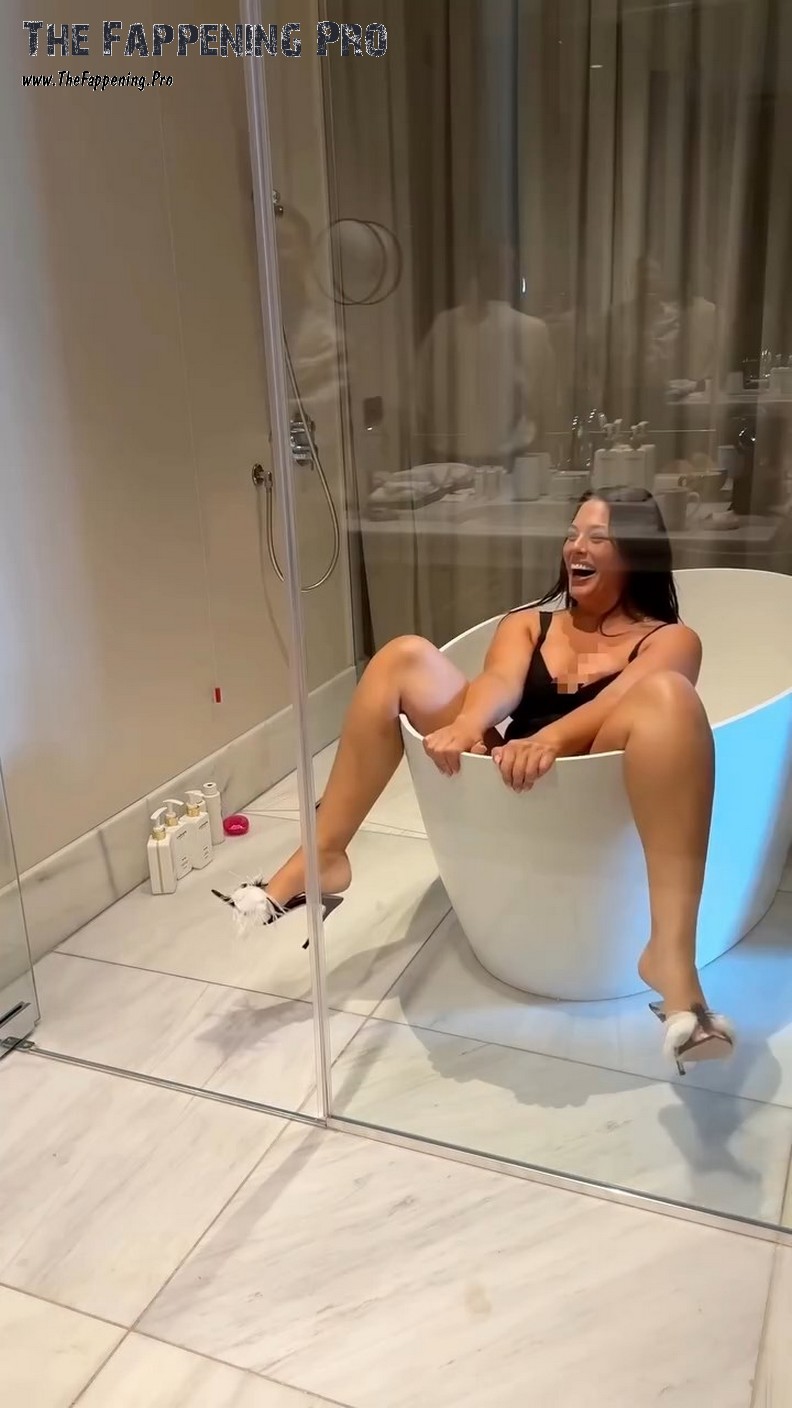 Ashley Graham Flash Her Tits