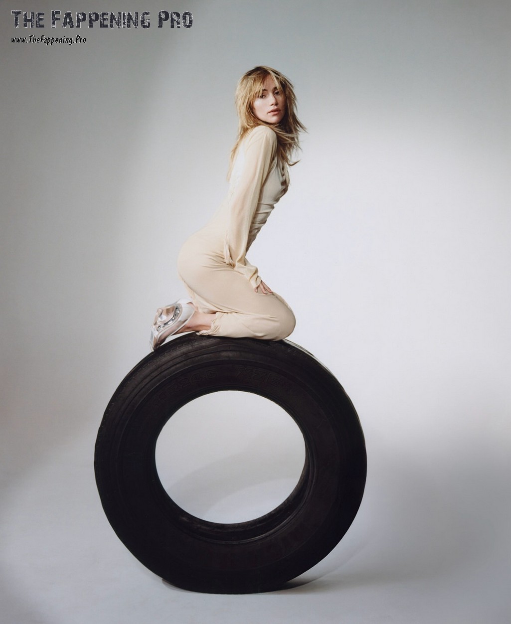 Suki Waterhouse 