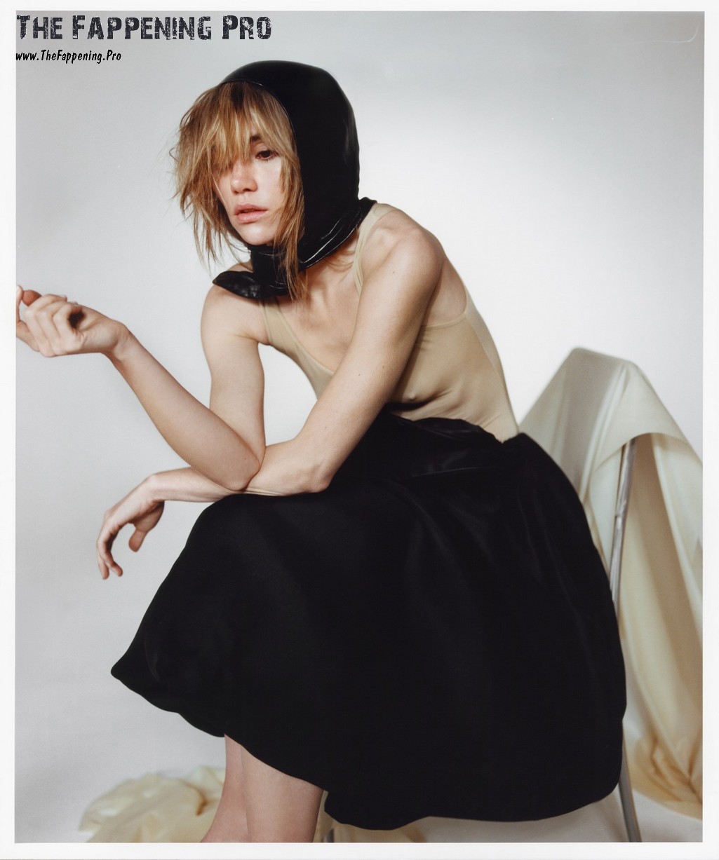 Suki Waterhouse Tits Pokies
