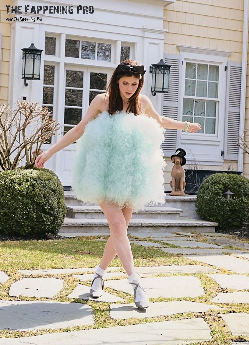 Alexandra Daddario Leggy