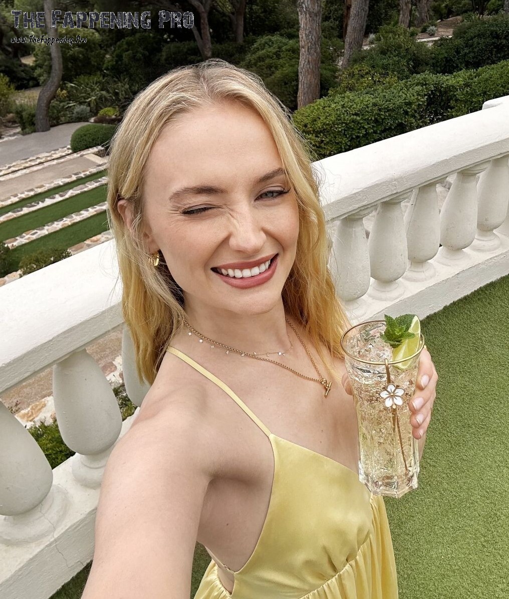 Sophie Turner Hot