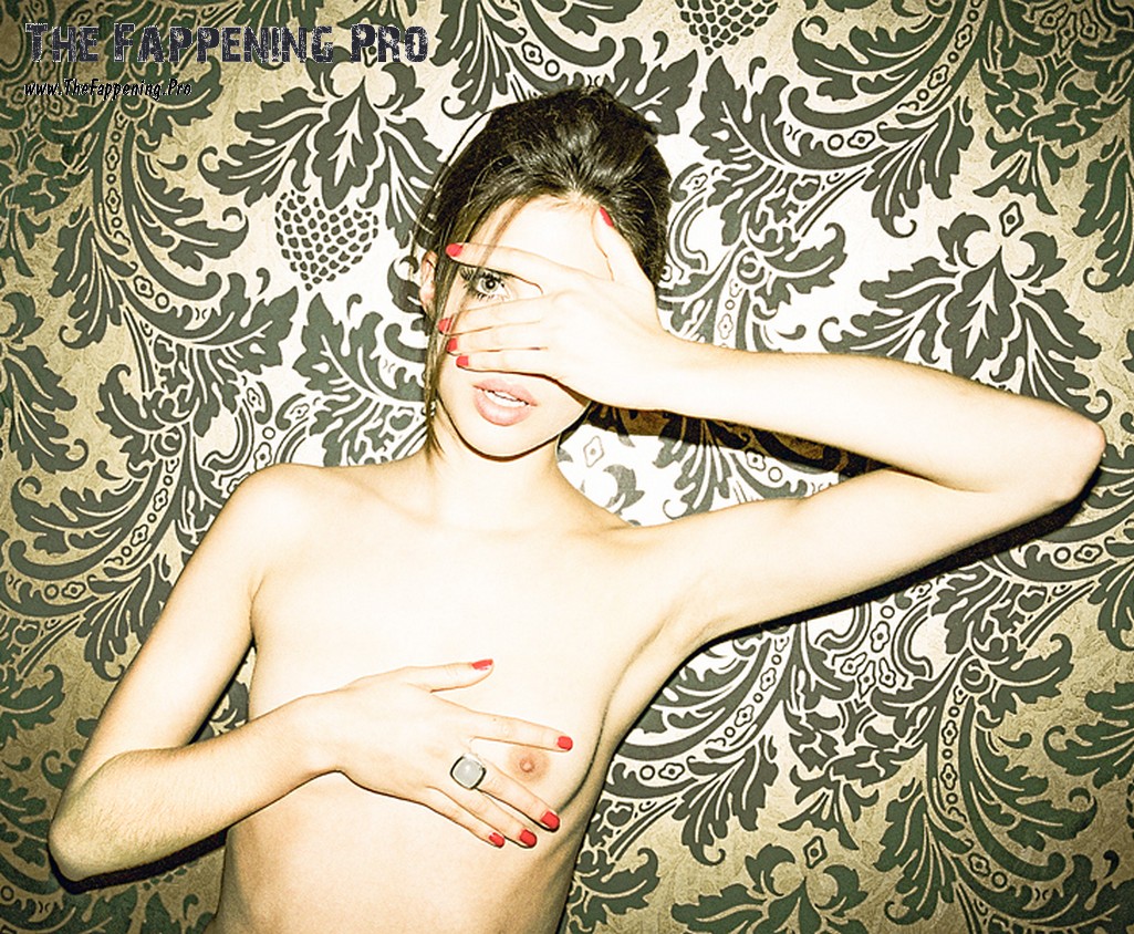 Eve Teschmacher Nude Leaked