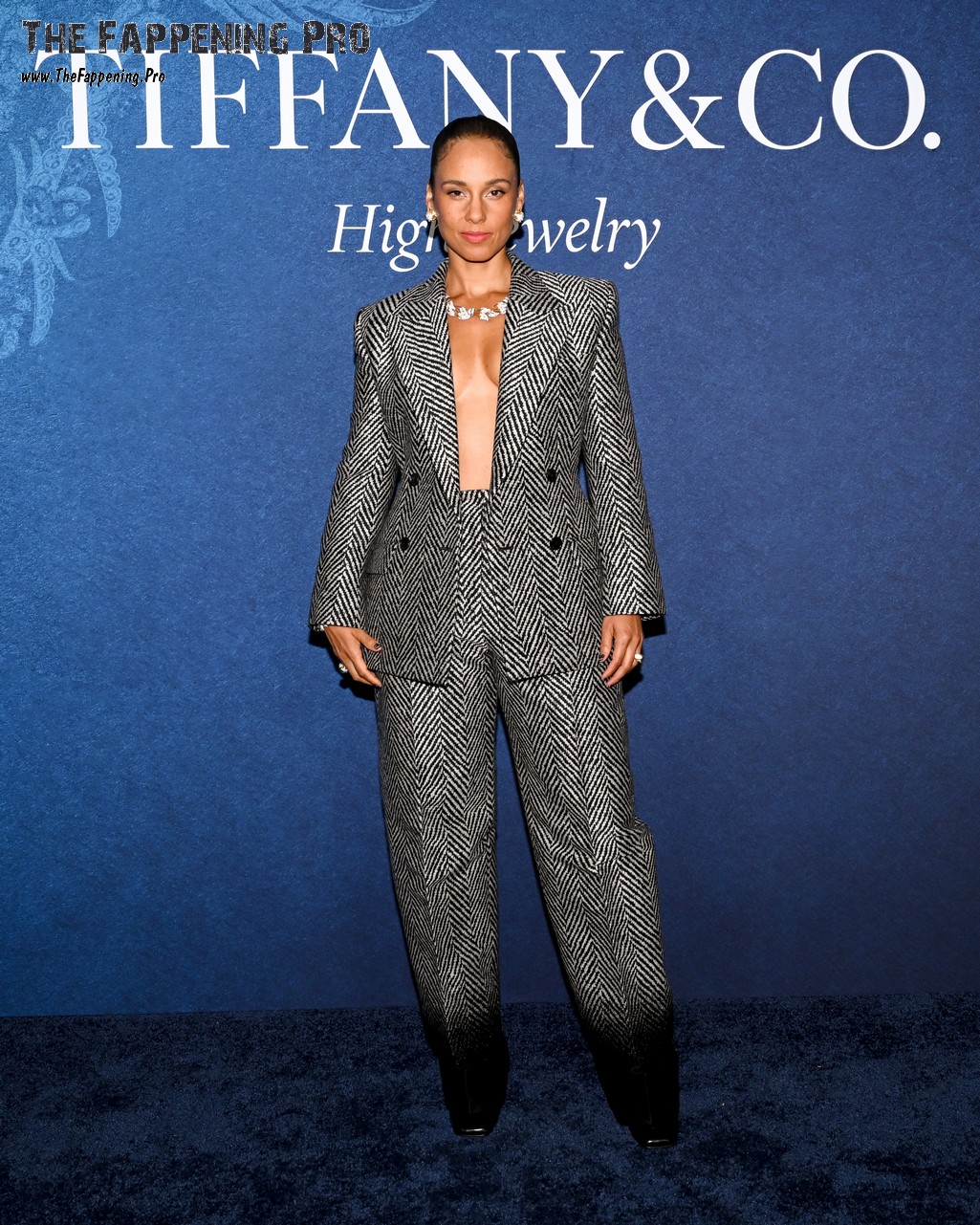 Alicia Keys Deep Cleavage