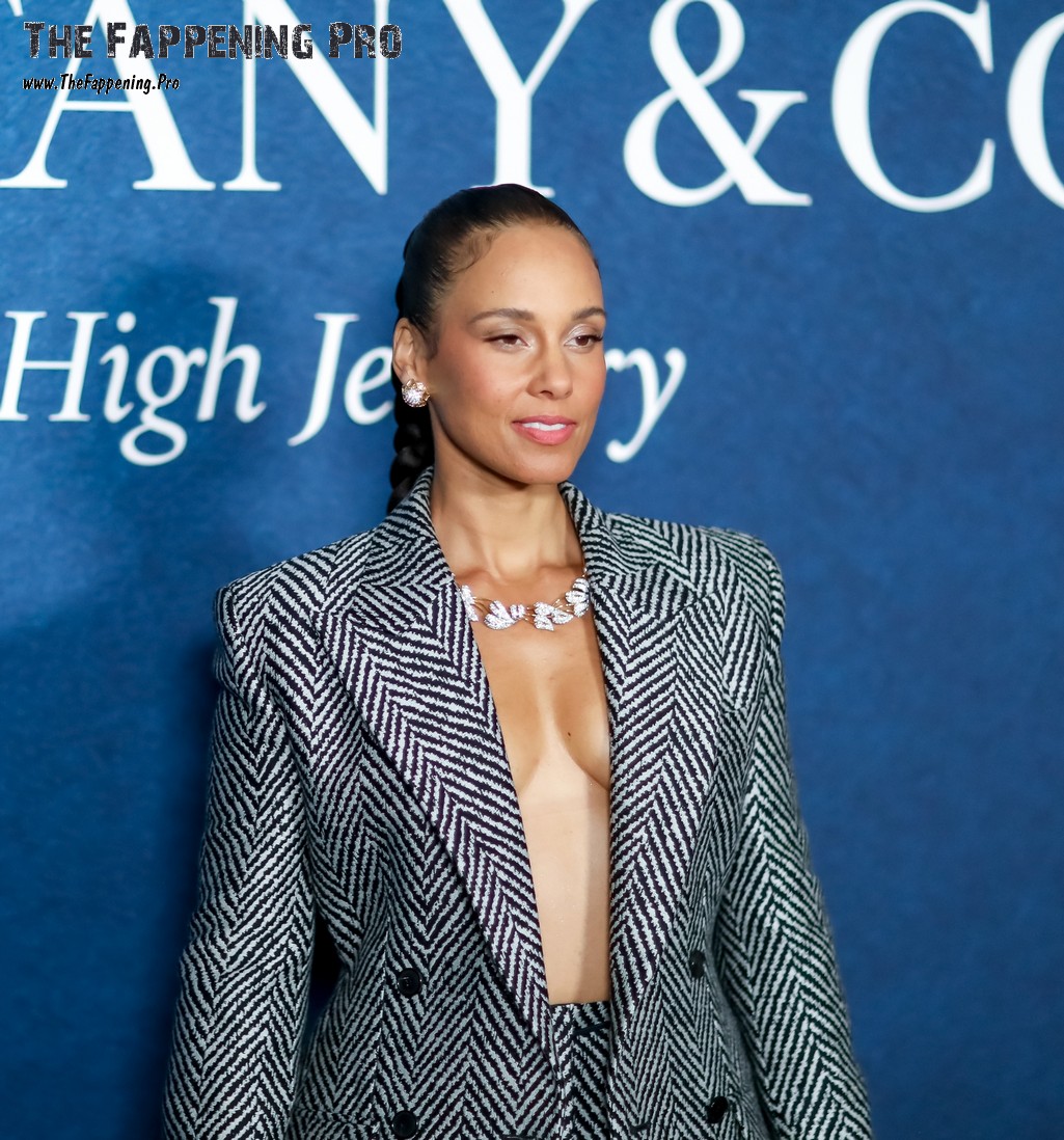 Alicia Keys Tits In Deep Cleavage