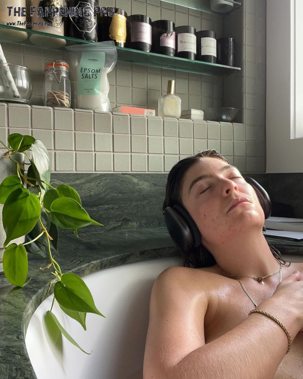 Singer LORDE Naked In Bath