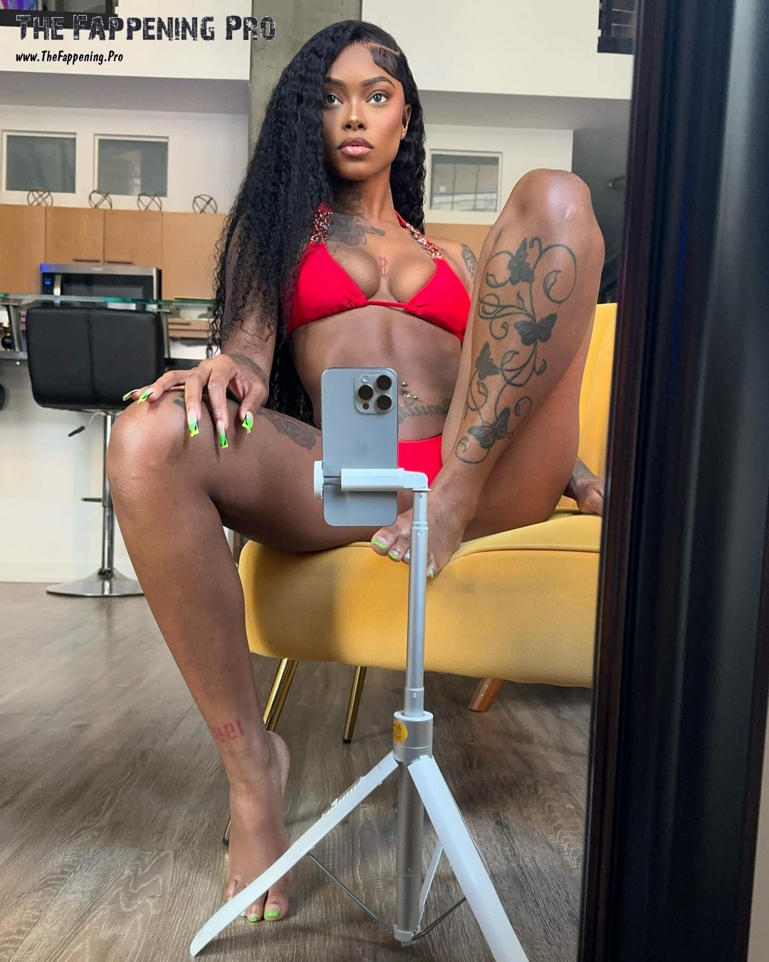Big Boss Vette Bare Feet On Selfie