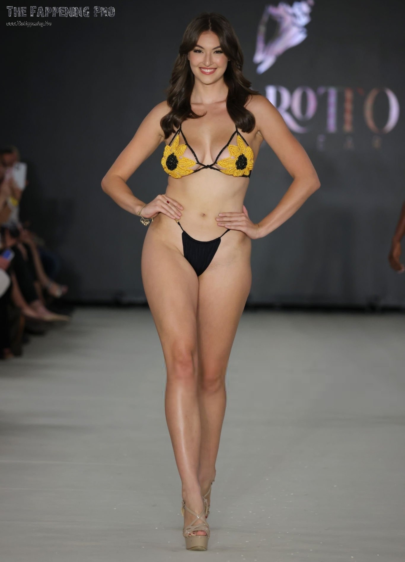 Rachel Pizzolato Sexy On Catwalk