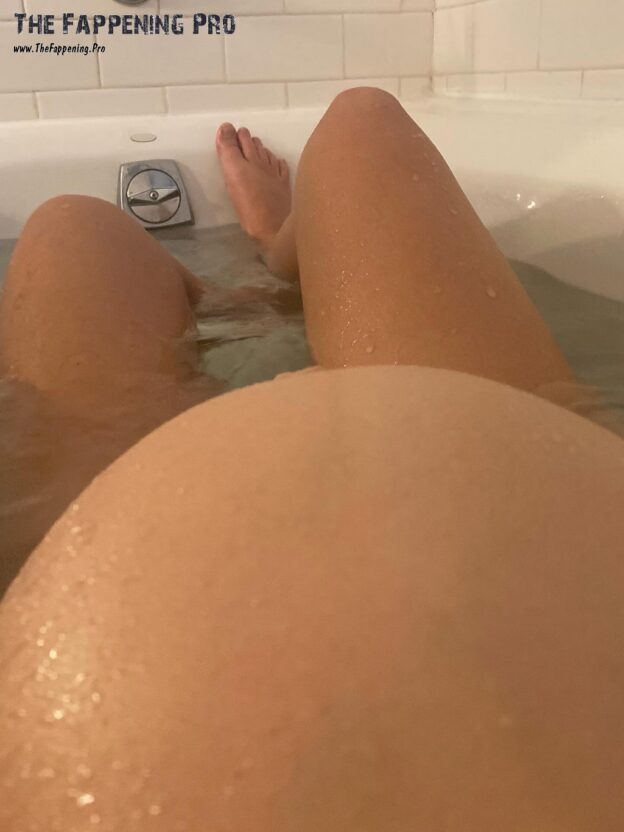 Emily Ratajkowski Pregnant Nude In Bath