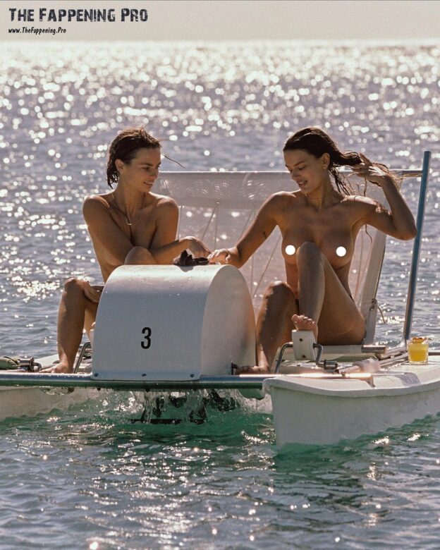 Moa Aberg Naked With Her Girlfriend (9 Photos)