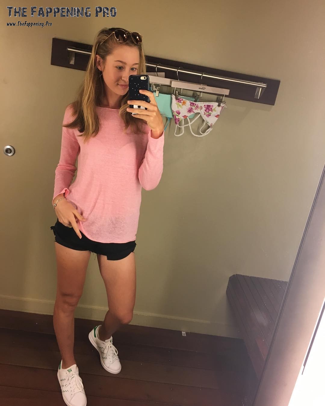 Nelly Korda Selfie