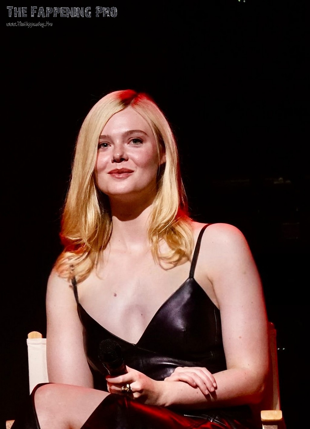 Elle Fanning Tits In Deep Cleavage