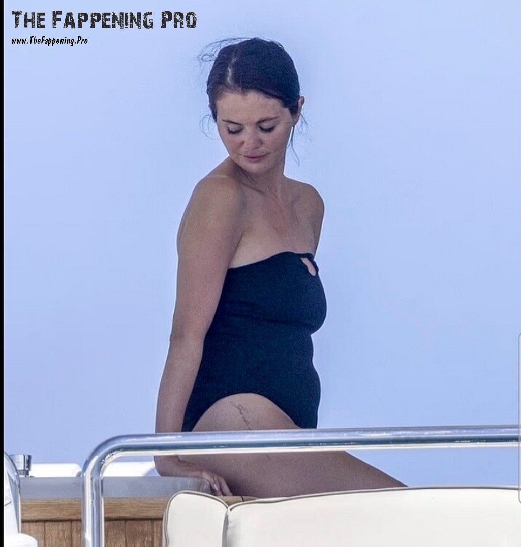Selena Gomez Sexy By Paparazzi