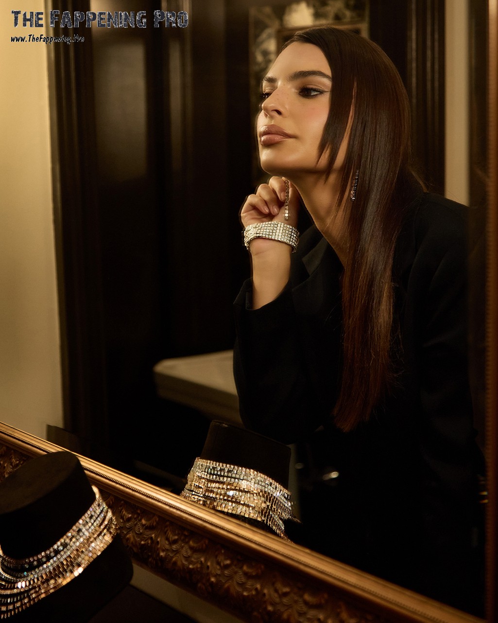 Emily Ratajkowski Tits In Deep Cleavage Exposed (11 Photos)