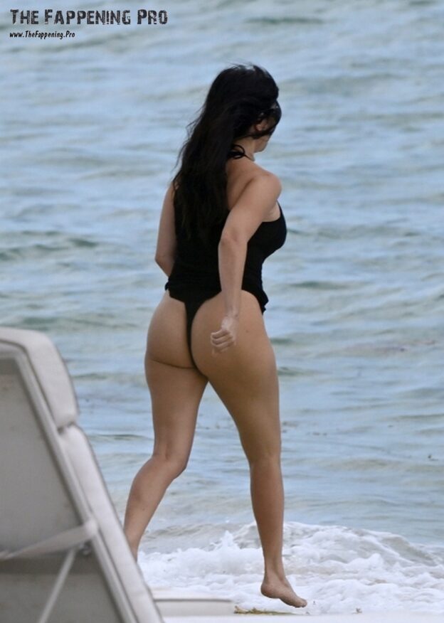 Kourtney Kardashian Ass