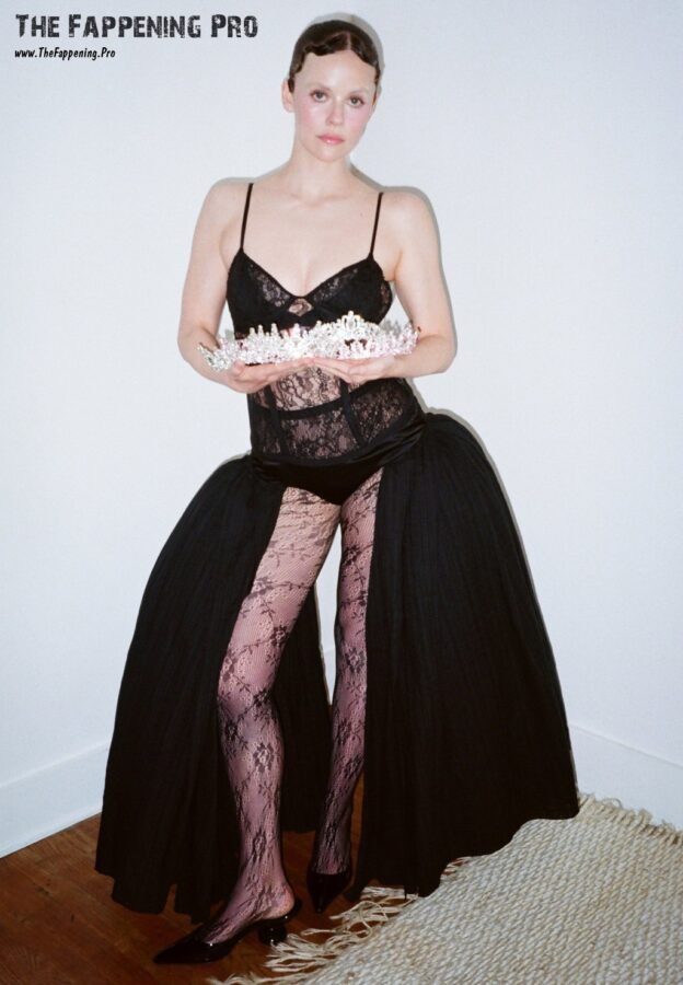 Sarah Ramos Sexy In Pantyhose