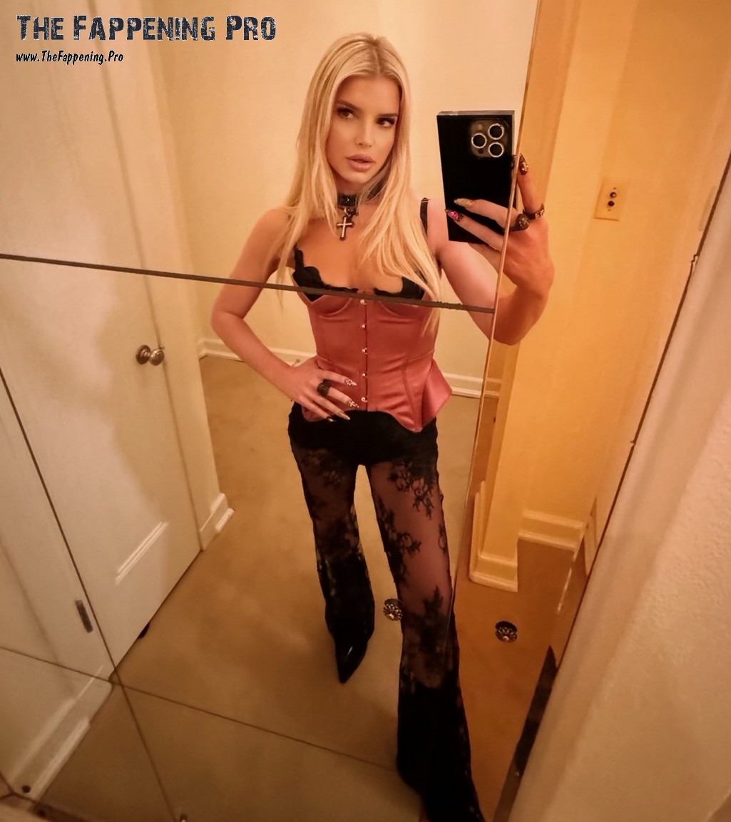 Jessica Simpson Selfie
