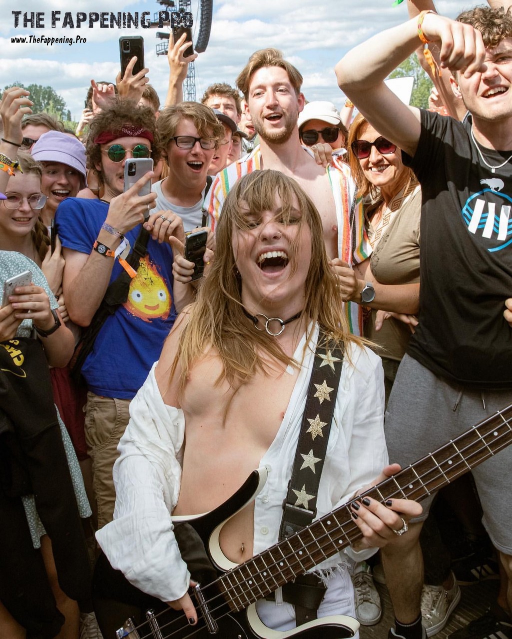 Victoria De Angelis Nude In Public