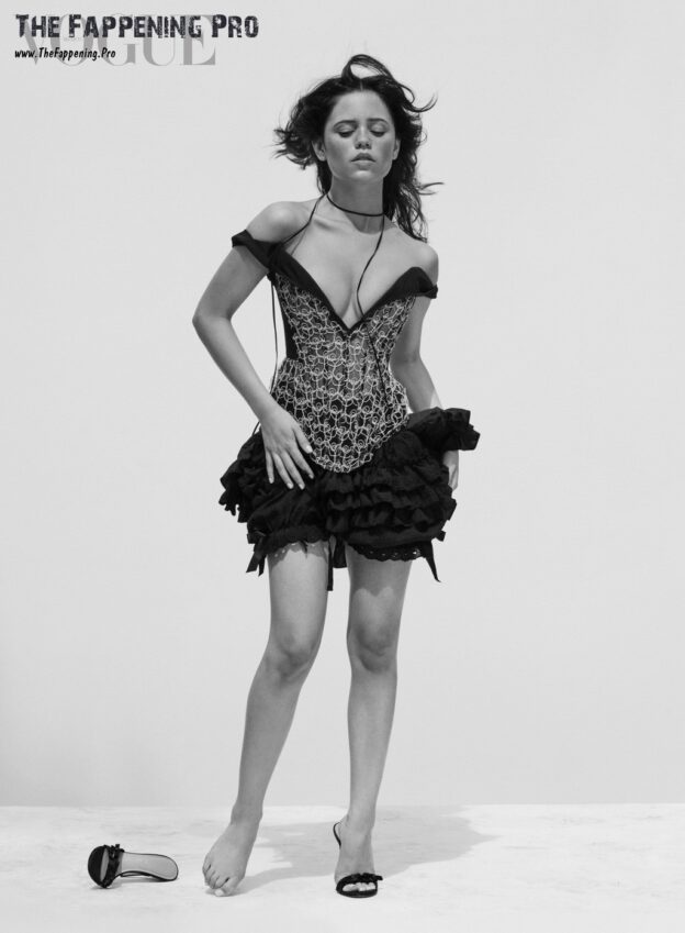 Jenna Ortega Sexy Barefoot With Freckles (9 Photos)