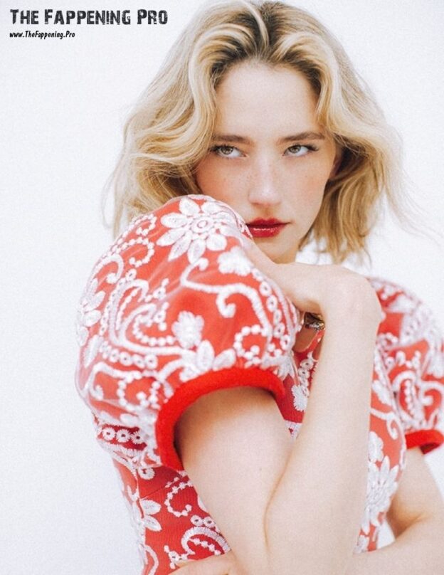 Haley Bennett Sexy In Pantyhose (12 Photos)