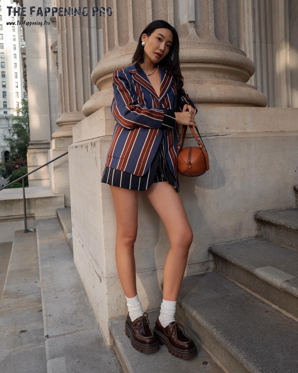 Laura Jung Sexy And Leggy