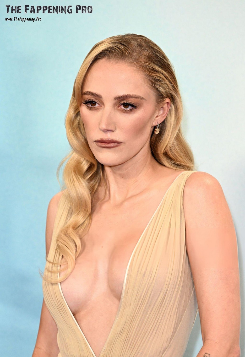 Maika Monroe Deep Cleavage Ttis