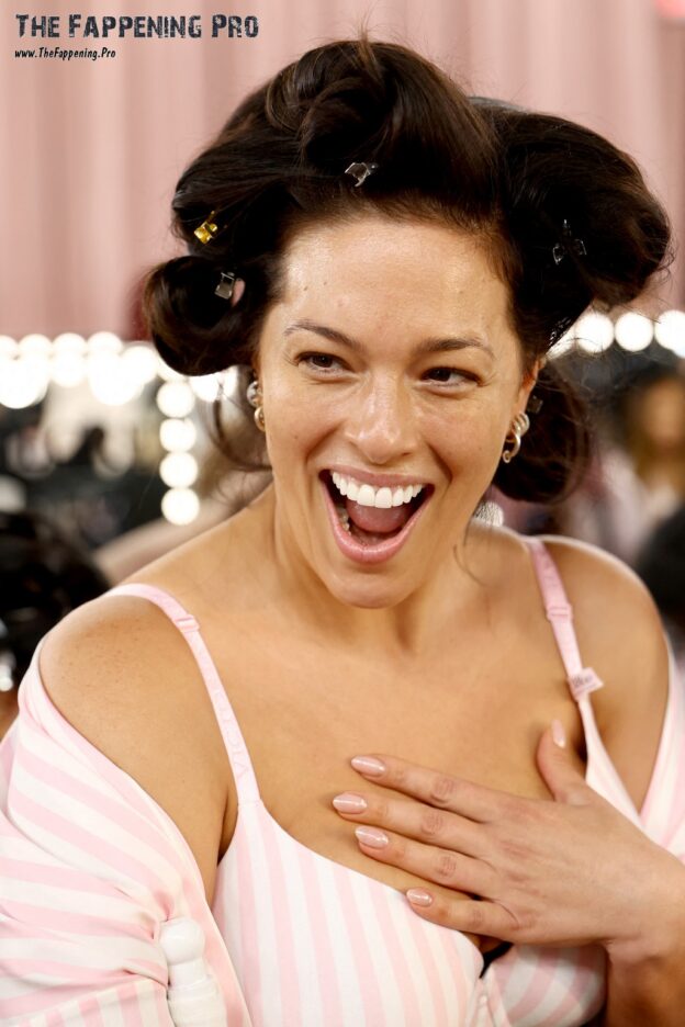 Ashley Graham Sexy On The Catwalk (12 Photos)