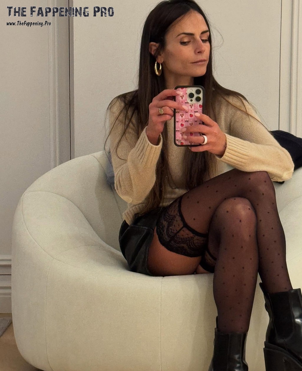 Jordana Brewster Upskirt In Stockings