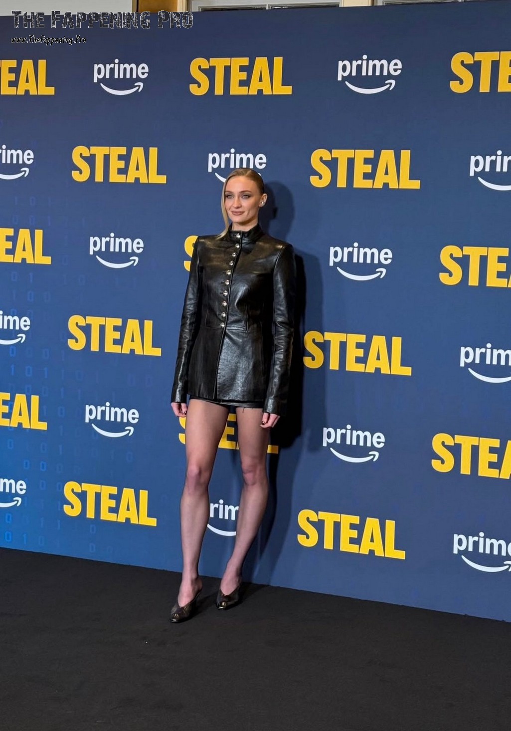 Sophie Turner Sexy & Leggy 