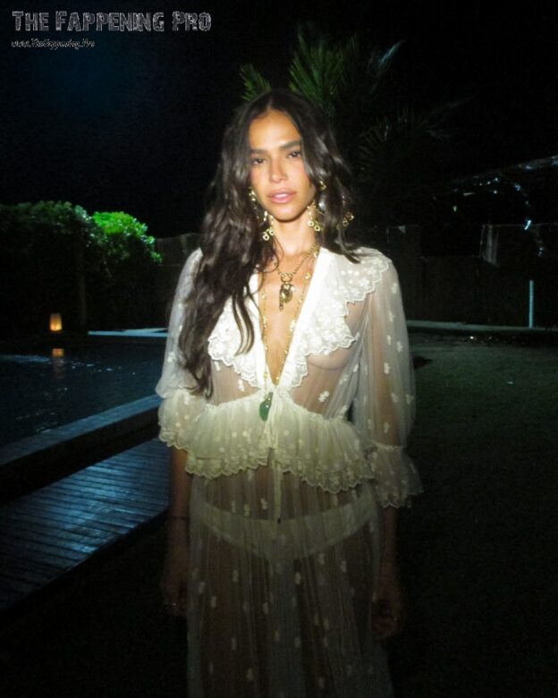 Bruna Marquezine Tits