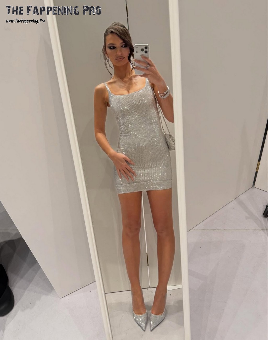 Emily Ratajkowski Leggy