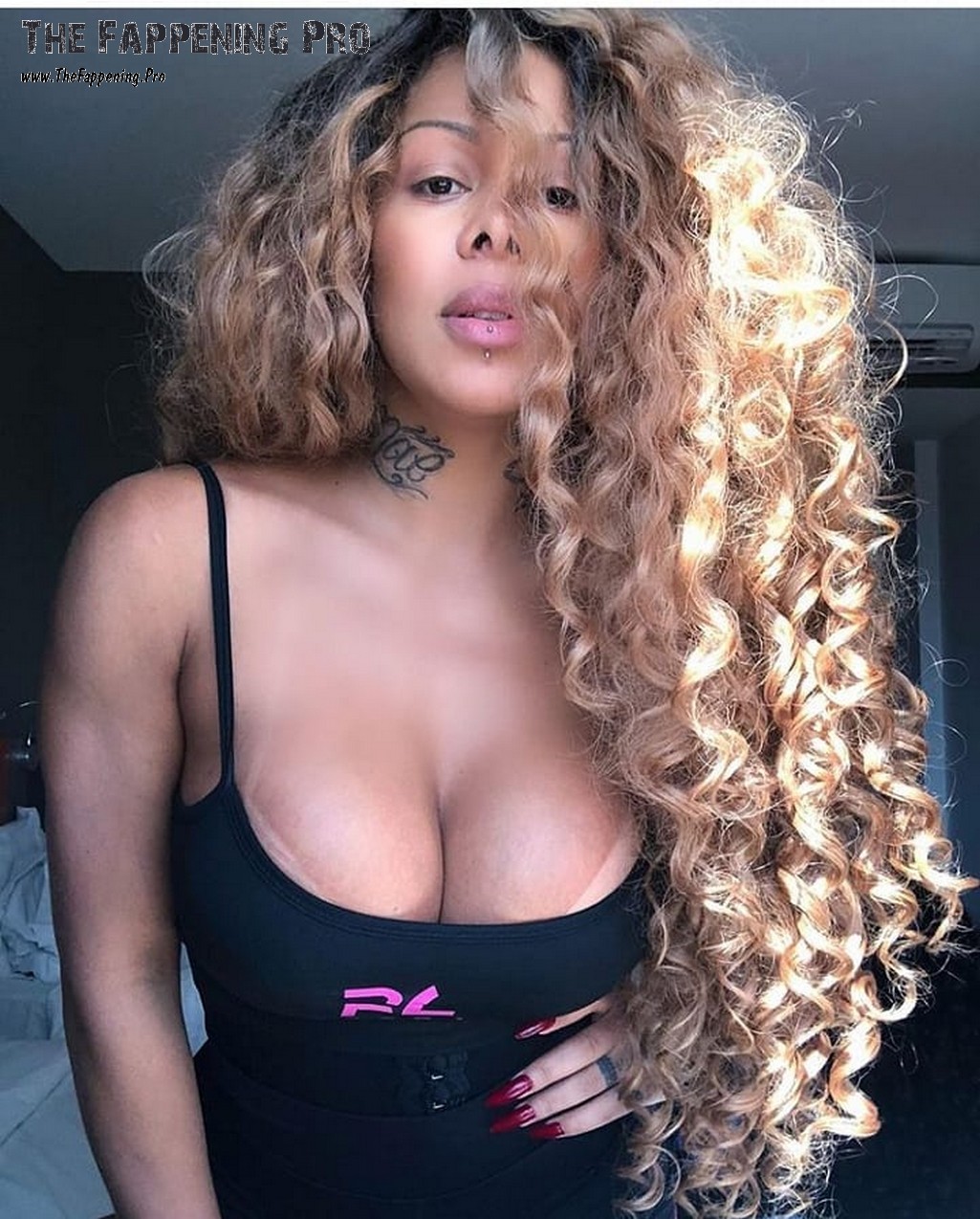 Aryonce Cleavage Tits