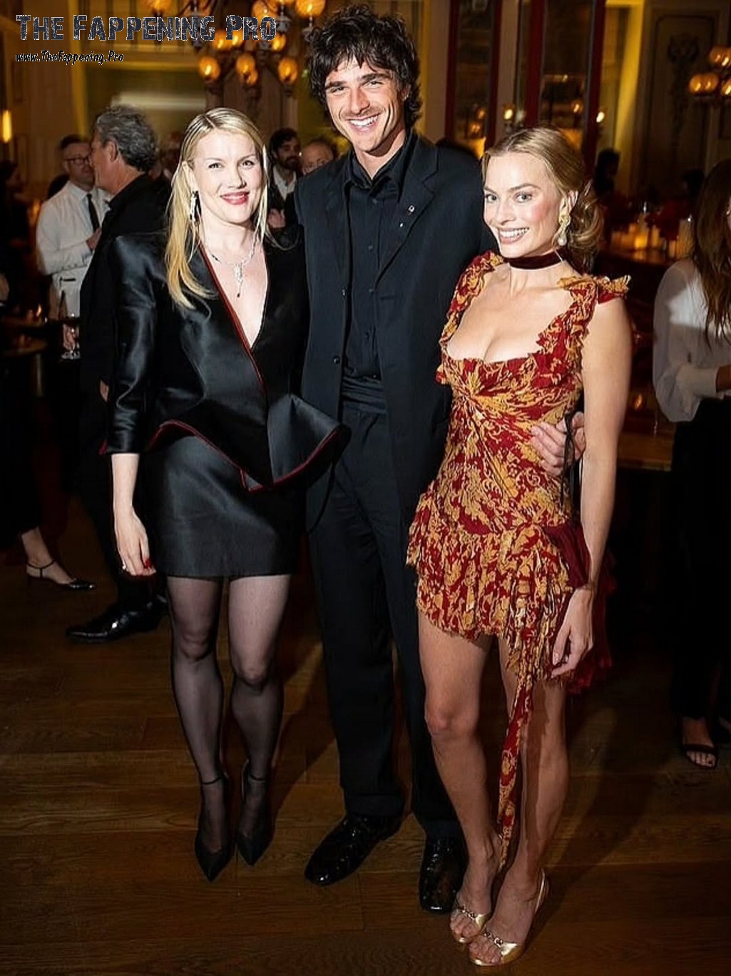 Margot Robbie Sexy And Leggy (14 Photos)