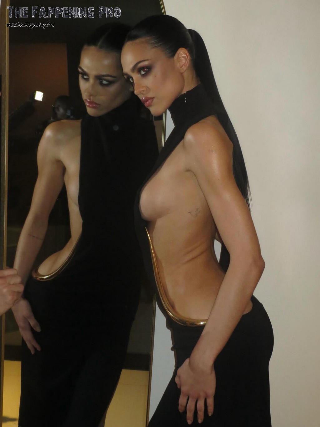 Amelia Gray Sexy Sideboobs Expsoed