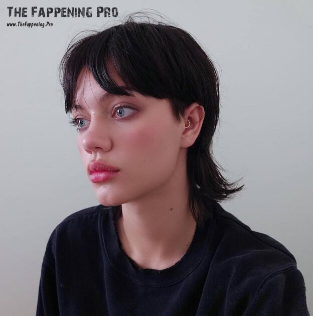 Daisy Gray Sexy Singer