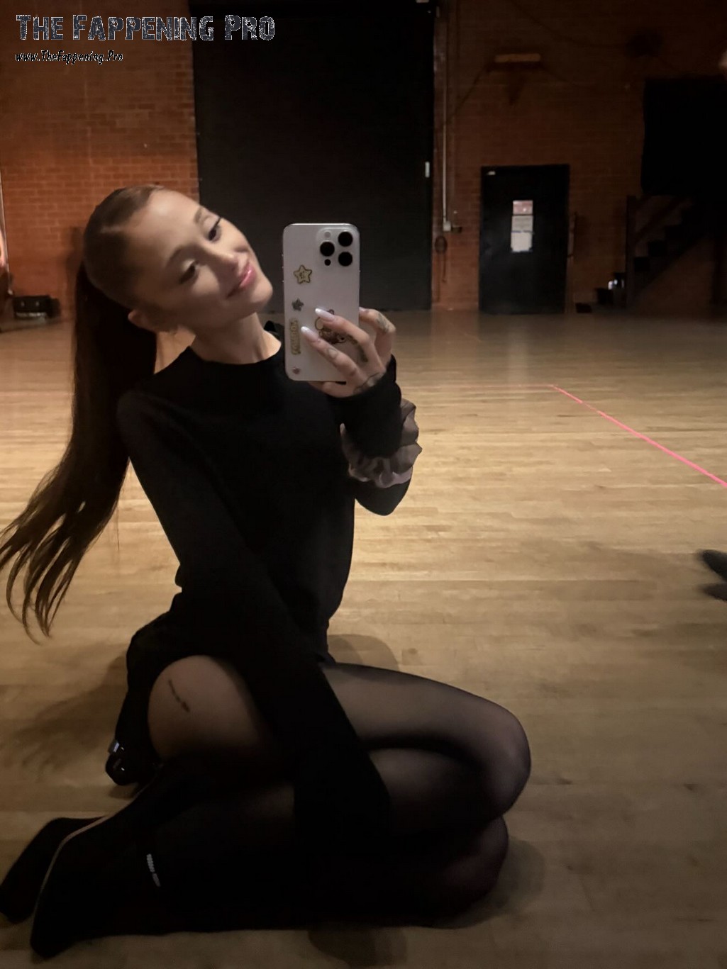 Ariana Grande Sexy Selfie In Pantyhose