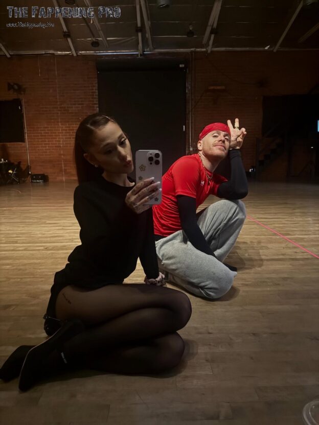 Ariana Grande Selfie