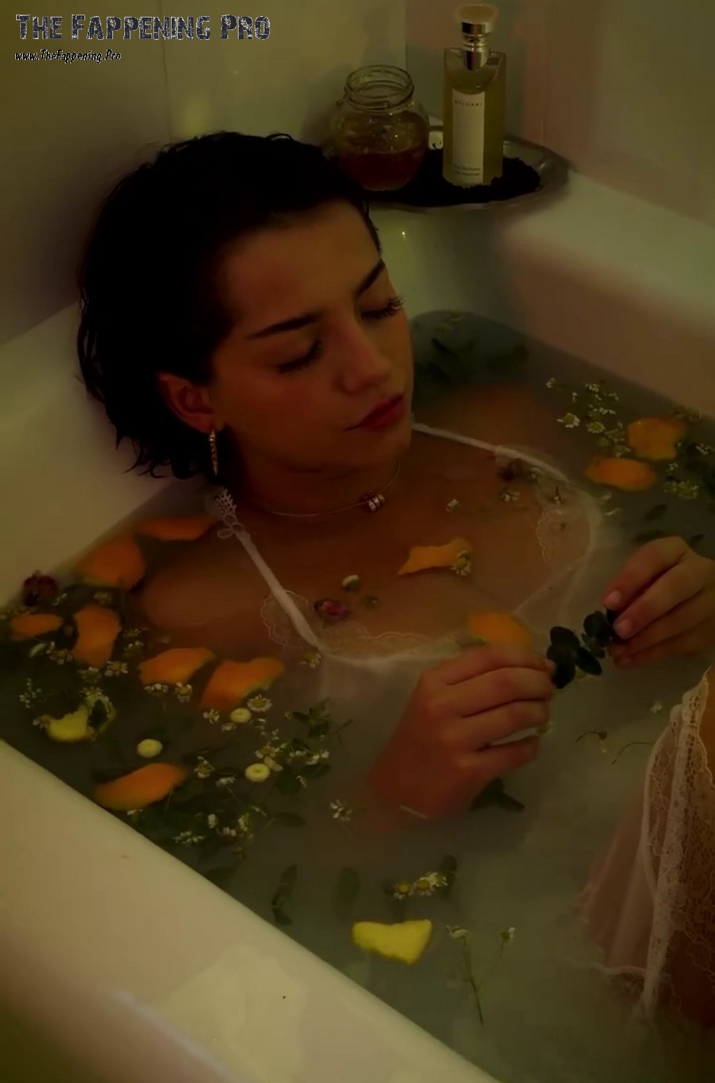 Isabela Merced Sexy In Bath