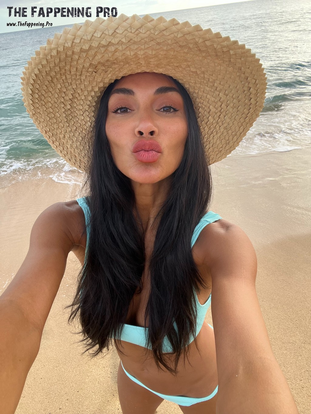 Nicole Scherzinger Kiss
