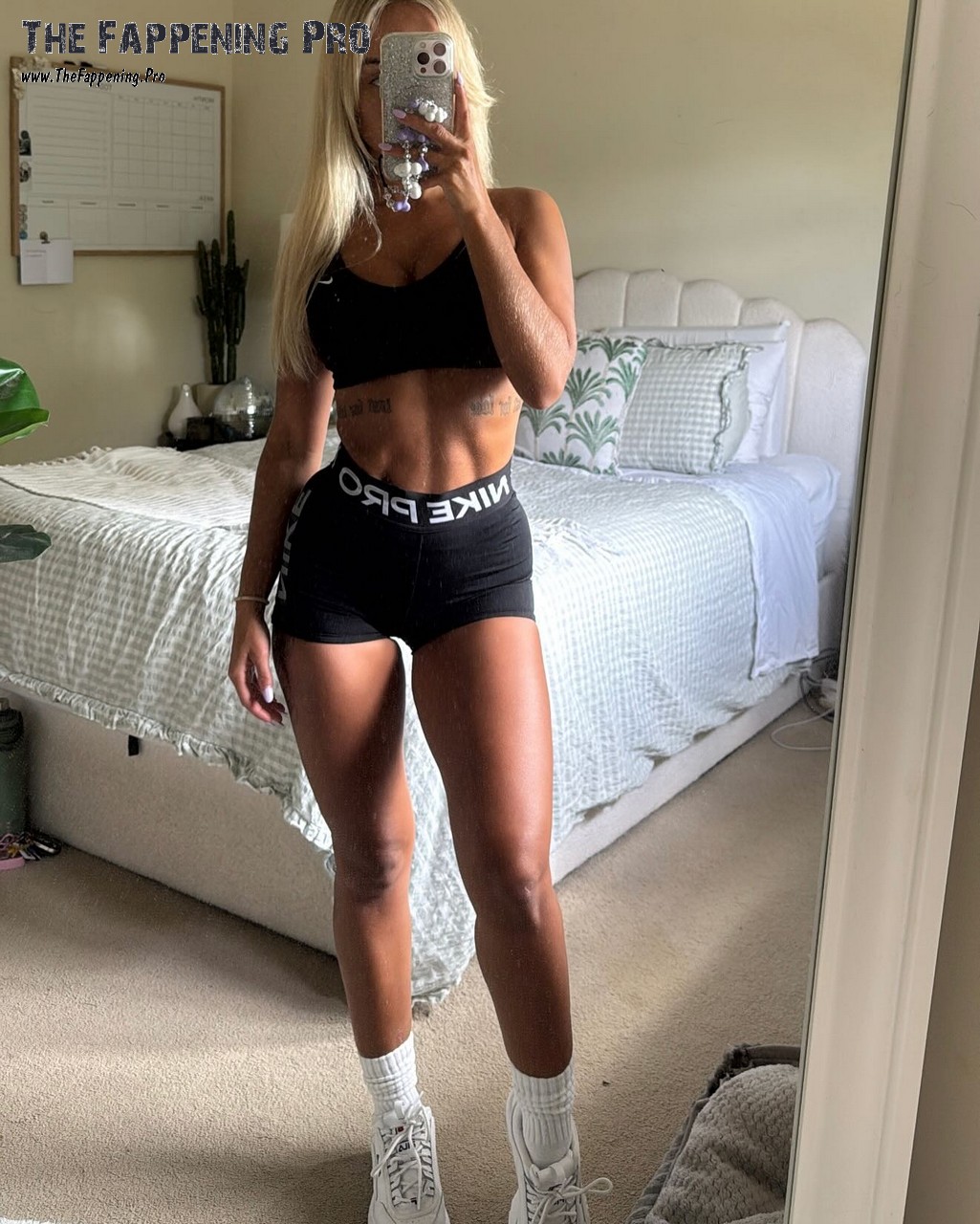 Scarlett Collett Leggy On Selfie