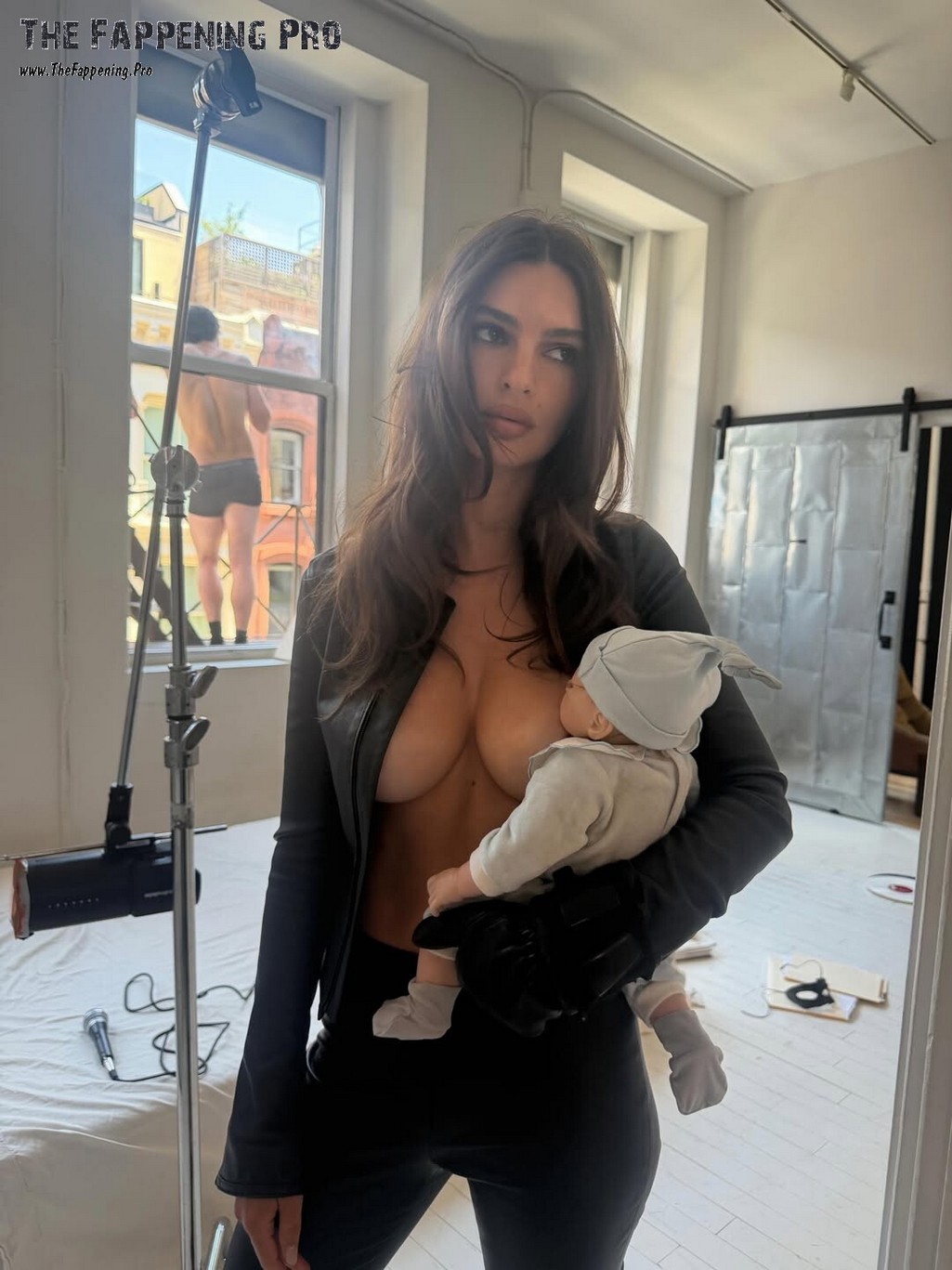Emily Ratajkowski Naked BTS