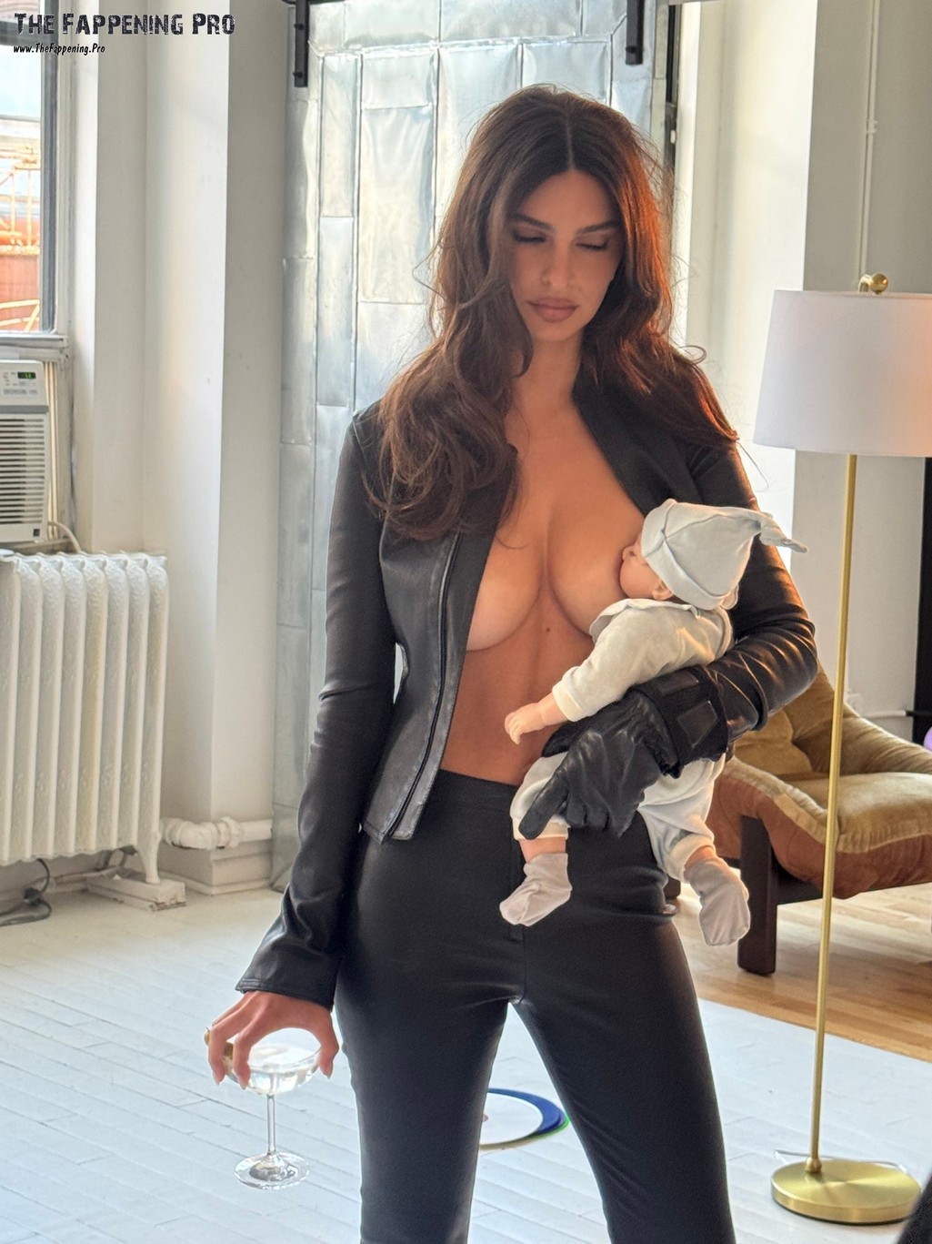 Emily Ratajkowski Nudity BTS