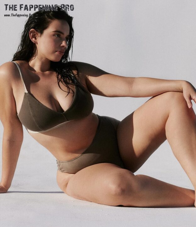 Plus-Size Girl Sexy In Bikini And Lingerie