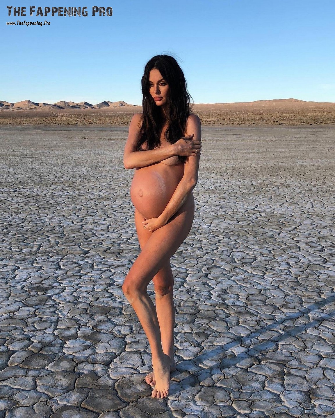 Nude Girl Baby Bump