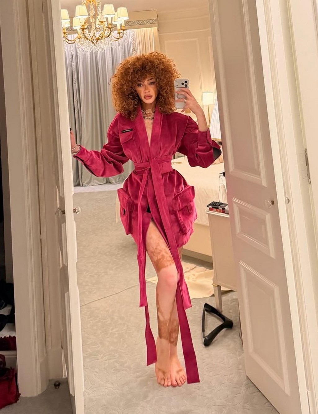 Winnie Harlow Leggy & Bare Feet