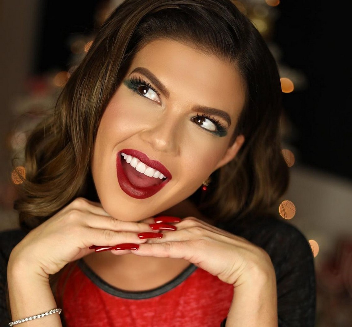 Chanel West Coast Upskirt Ass At Christmas (5 Photos + Video)